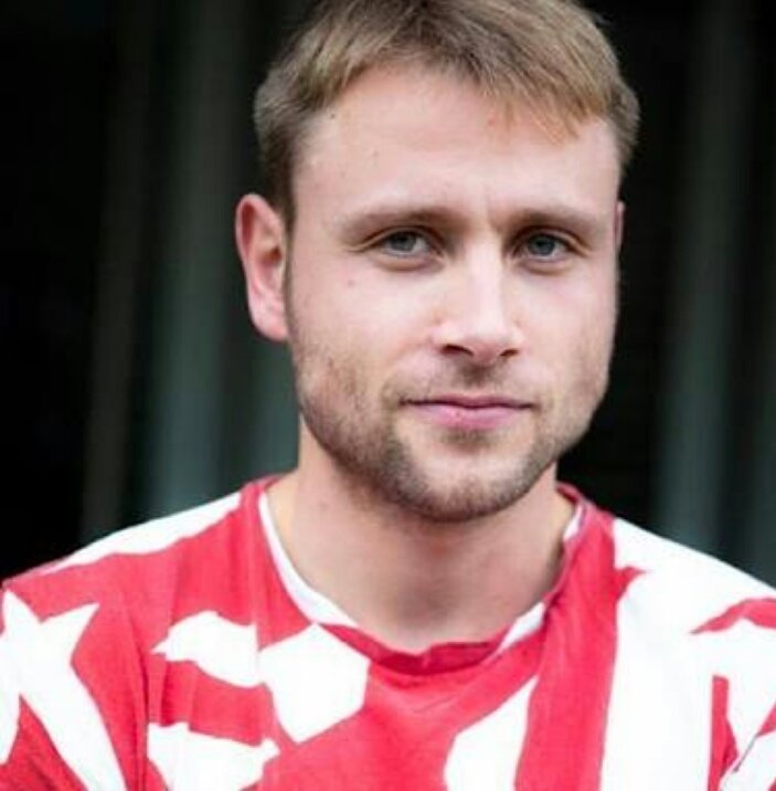 Happy birthday Max Riemelt o cara mais transão de Sense8 que você respeita. 