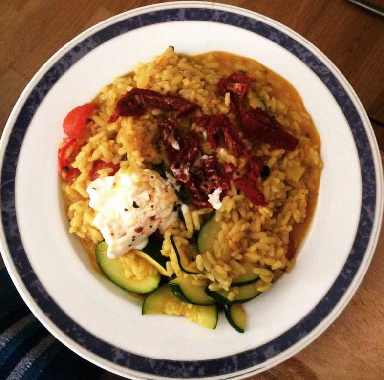 chriistiiinaa's tweet photo. gesunde reispfanne alla berlin! #rice #vegetables #driestomatoes #howdieticianseatinberlin #biotrendscout @ja_natuerlich https://t.co/J82J07nthx