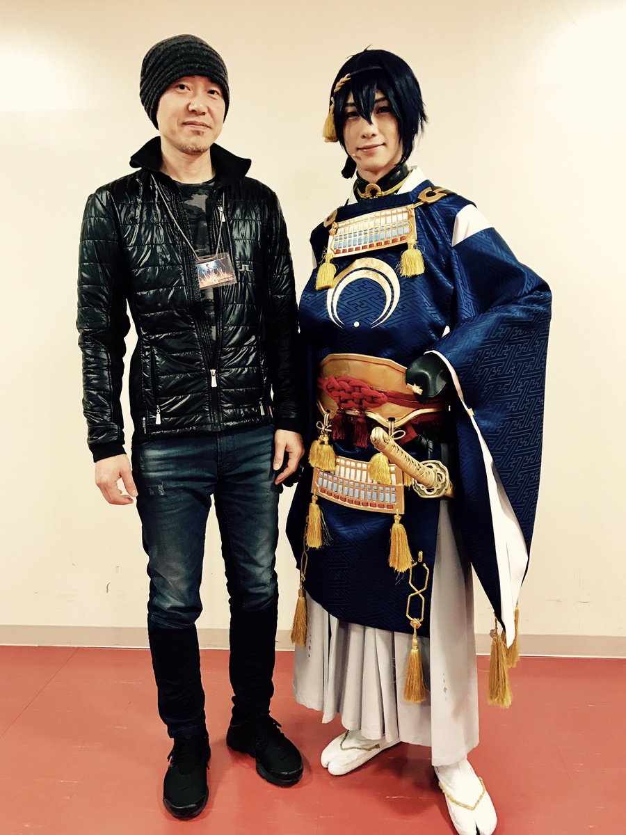 でじたろう@ニトロプラス on X: アルモニーサンク北九州ソレイユホールでの舞台刀剣乱舞の公演が終了。キャストさんの気合いと洗練さが掛け合わさって素晴らしい舞台に！会場も観やすかった！  写真は開演前に三日月宗近衣装の鈴木拡樹さんと。いつもながら目が釘付けに ...