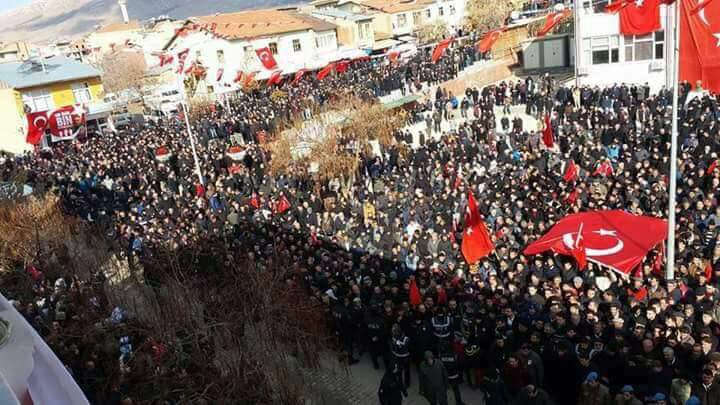 Kahramanımız ŞehitPolis #FethiSekin, Elazığ/Baskil'de son yolculuğuna uğurlandı.

Elazığ yine kendine yakışanı yaptı,yine bizi mahçup etmedi