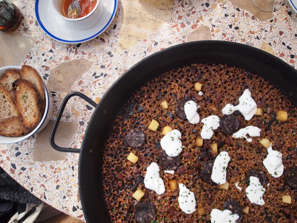 Where to eat #paella in #Sitges sitgesspaindirect.com/where-to-eat-p… #lazorradesitges #foodies