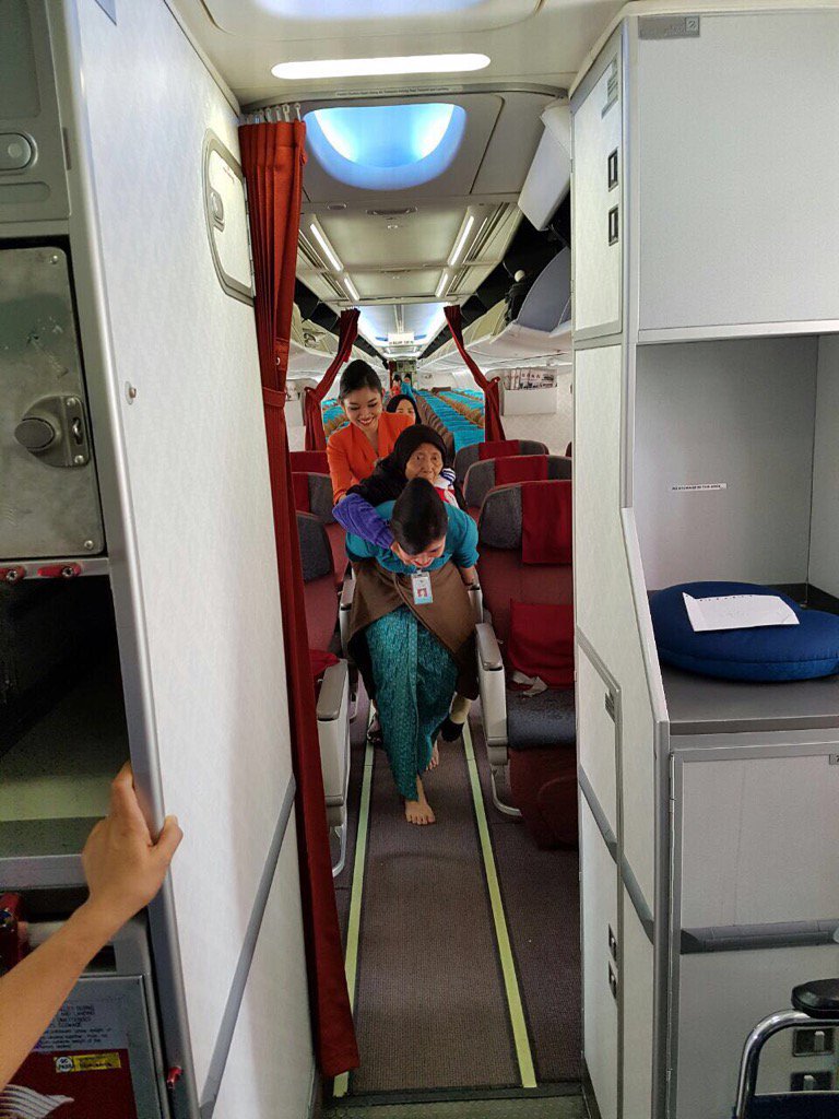 efenerr's tweet image. Mbak Flight Attendant @IndonesiaGaruda flight GA821 ini luar biasa. Mengharukan. Sampe speechless. 😍😍😍
