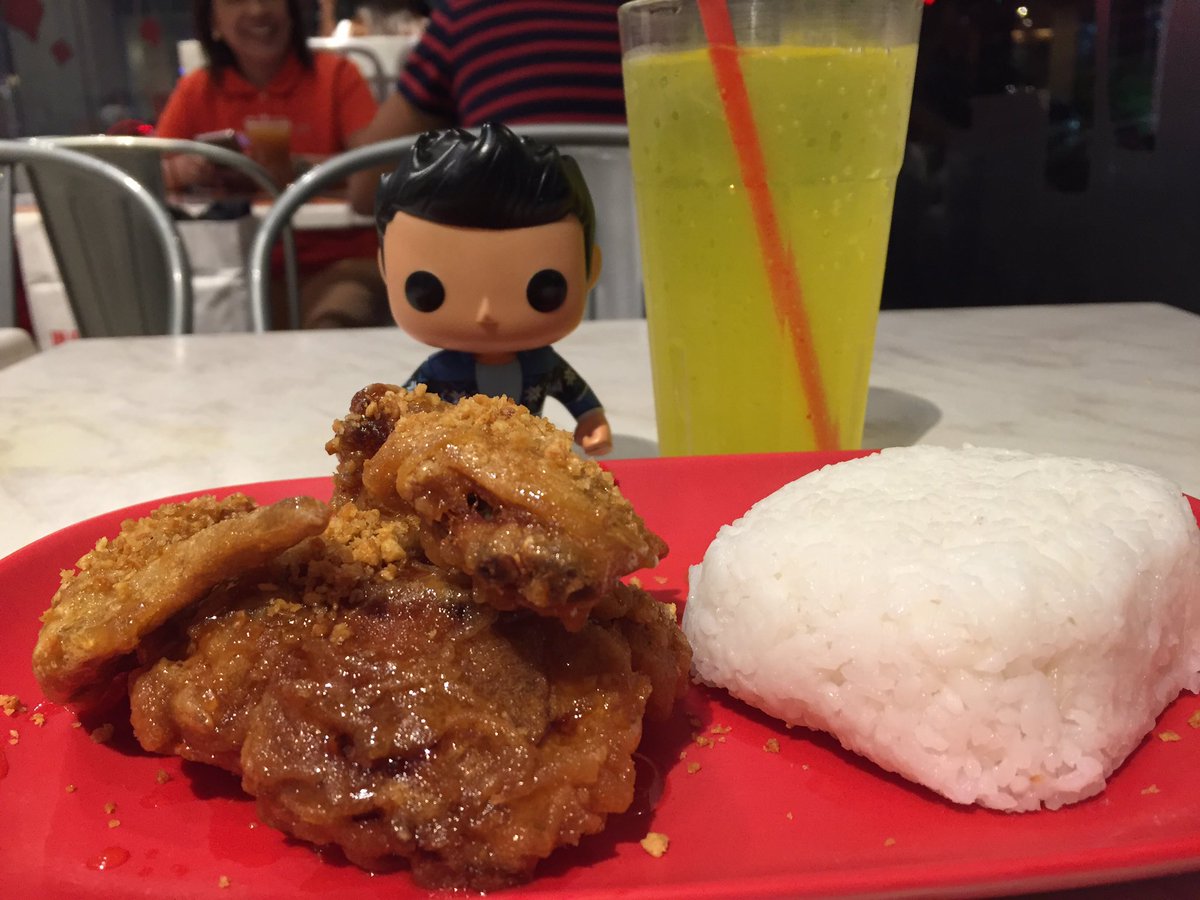 red_seventh's tweet photo. #MetaMisha is #Hungry. #BonChon #CrunchyGarlicWings https://t.co/dykbap3PCF