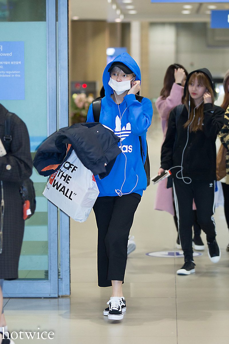 hotwice's tweet photo. 2017.1.6 인공입국
#정연 #지효 #트와이스
#jungyeon #jihyo #TWICE
@JYPETWICE https://t.co/e8Sp7rWQmx