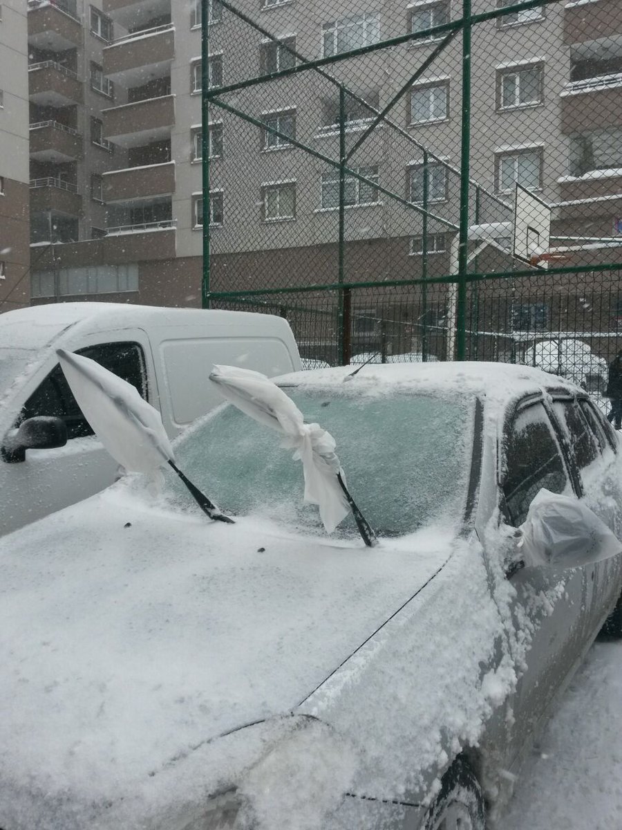 #BeklenenKarGeldiVe sanki üşüyen tek yeri silecekleri 😉😂 <a href="/dijitalkarga/">Dijital Karga</a>