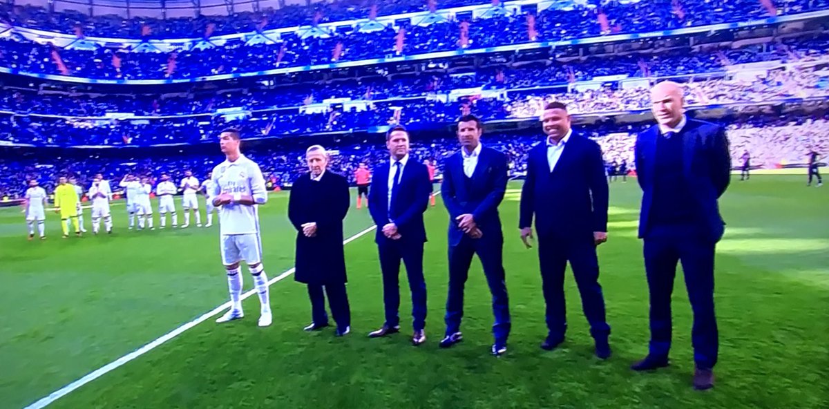 Madrid_Bekasi's tweet photo. Mantan pemain Real Madrid yang telah memenangkan Balon d'Or merayakan perayaan Balon d'Or Cristiano di Bernabeu. https://t.co/9ctj6A956L