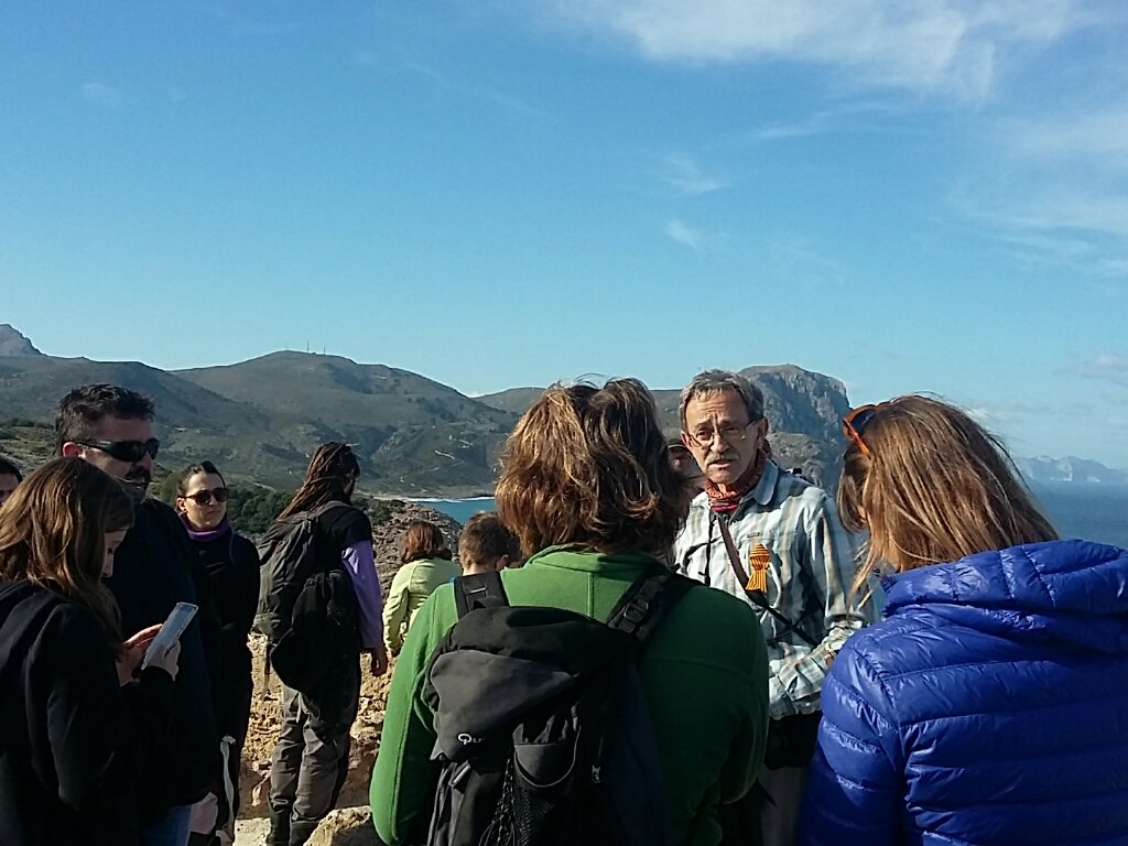 AlternativaArta's tweet photo. .@SBMXEIX Tonyo Alcover explica a #TorredAlbarca Artà com funcionaven un temps #TorresMallorca, i el motiu solidari de la iniciativa. #RefufeesWelcome https://t.co/YmC28bw9bK