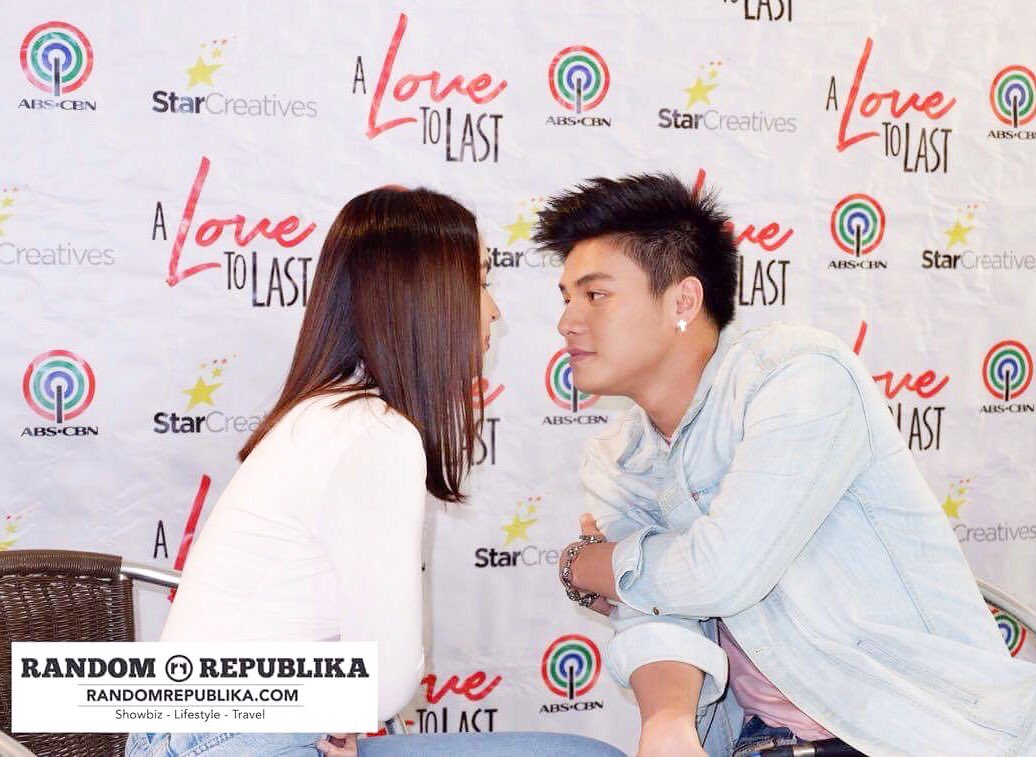 RandomRepublika's tweet photo. VIDEO in YT ch. /RandomRepublika. #RonLia subjctd to a staring challenge. #RonnieAlonte #JuliaBarretto #ALoveToLast #ALoveToLastBlogcon https://t.co/k2VHu4jOpg