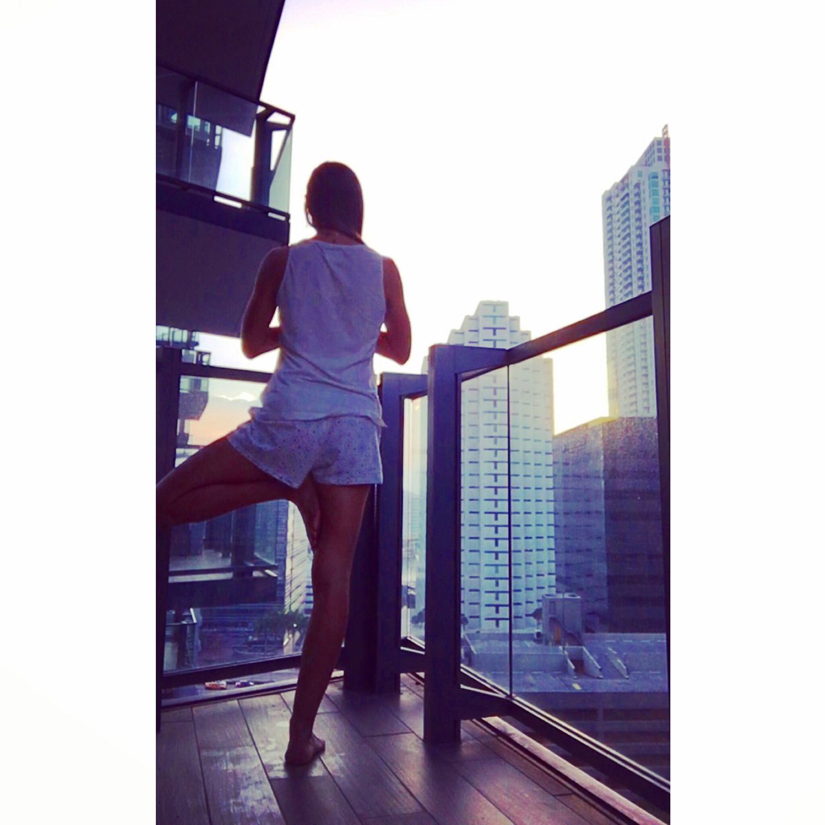LivingBeautyH's tweet photo. Good morning to all and a sweet WE for everybody🙏🏼breathing in balance with a pretty sunrise on the horizon🙏🏼 make it yours #fabletics21 https://t.co/KlMhpk8AH4