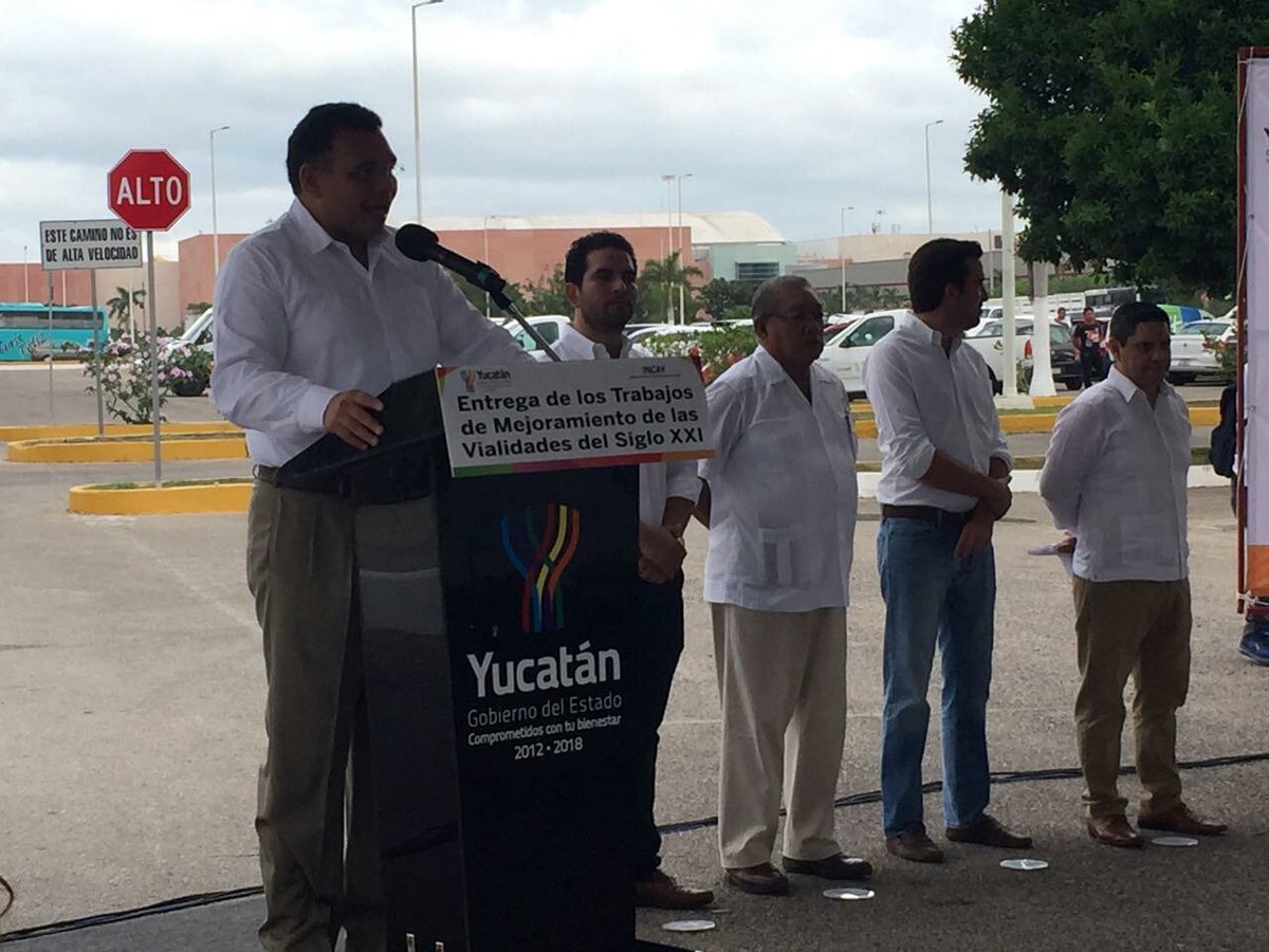 Esta mañana acompañamos al gobernador <a href="/RolandoZapataB/">Rolando Zapata Bello</a> en la entrega del mejoramiento vial del <a href="/CCsigloXXI/">CCSiglo XXI, Yucatán</a> <a href="/GobYucatan/">Gobierno de Yucatán</a>
