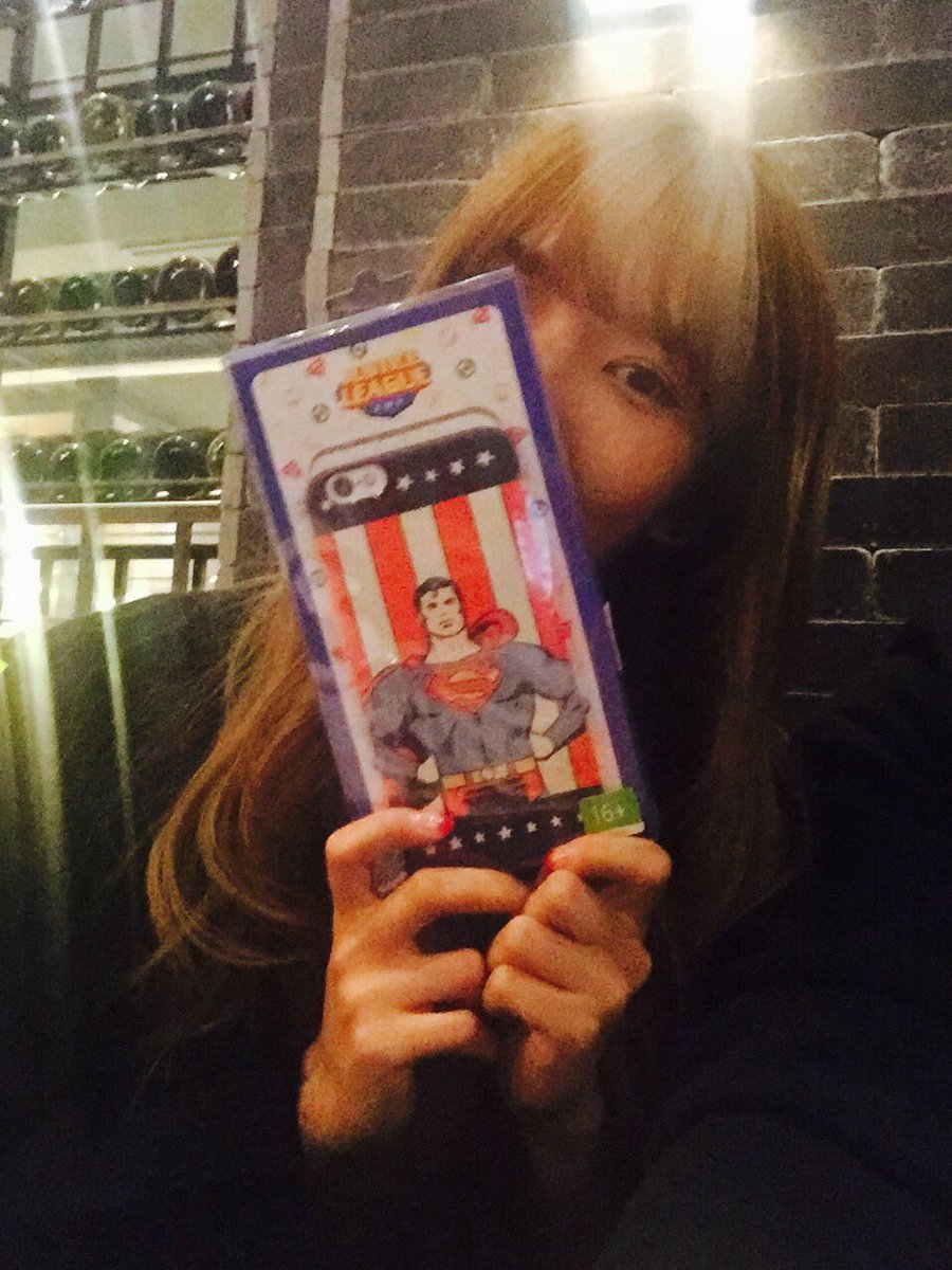 starempiregirls's tweet photo. [from.시현] 오빠가 저한테 어울리는 케이스 선물해주고 싶다고 하더니 골라준....
💪슈퍼맨 맘에든다는 점이 함정✌️ https://t.co/Xof2Q4Nn7y