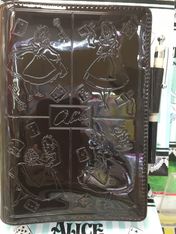 ドラマ下北沢 プライズ専門店 Twitter પર カワイく使えるアイテム ふしぎの国のアリス Pm型押しシステム手帳セット アリスの可愛いイラストがプリントされたシステム手帳が登場 カラーはレッドとブラウン 好評稼働中 下北沢 ゲーセン プライズ