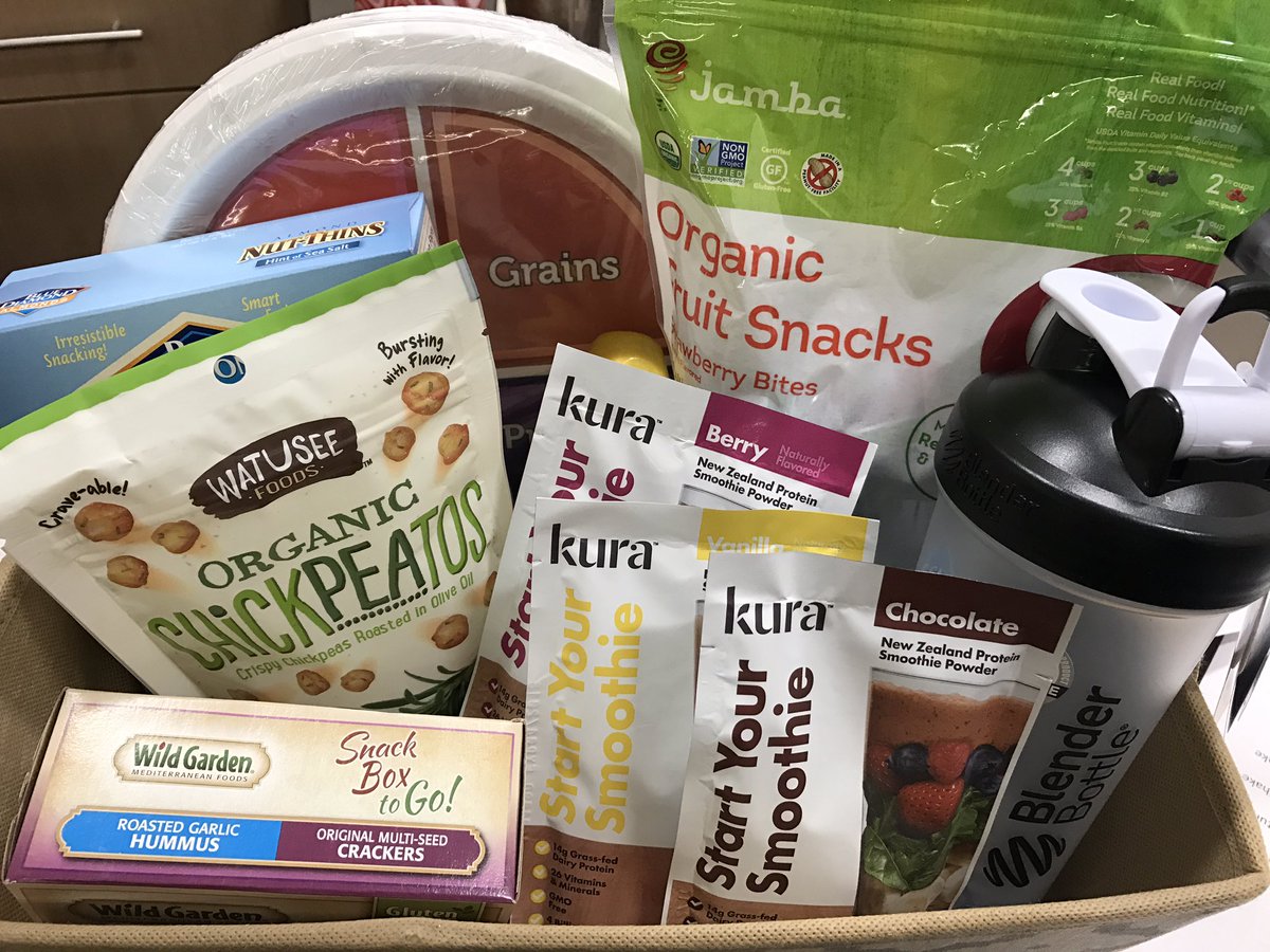 HyVeeDietitian's tweet photo. Come out today for our New Year New You event 11-2 & try lots of good food, win prizes & enter to win the grand prize!! #bekurative #newyou https://t.co/xcW1uroMJQ