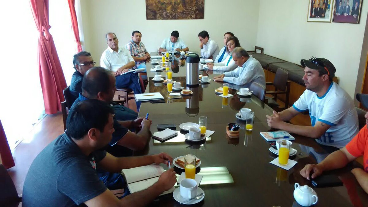 MuniVallenar's tweet photo. Intendente Miguel Vargas; alcalde Cristian Tapia y autoridades,se reúnen para analizar problemática que afecta a trabajadores de la zona. https://t.co/J9hMzCeuUf