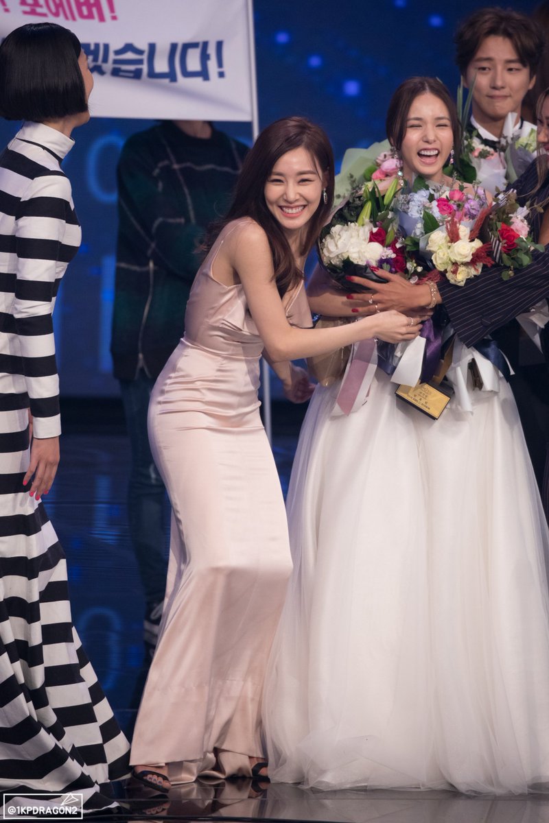 [PIC][24-12-2016]Tiffany tham dự và biểu diễn tại “2016 KBS Entertainment Awards” vào hôm nay - Page 3 C1kfSdqUAAAX6Na