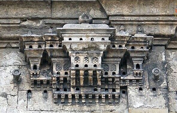 Osmanlı döneminde kuşların soğuk kış günlerinde barınması için Cami, Kilise vb. duvarlarına yapılan Kuş Sarayları...