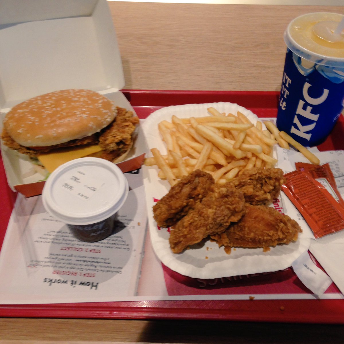 Jackconnell01's tweet photo. I'm back with a bang 💥 #chicken #connoisseur #pengest #munch #curtesy #of #thecolonel #zingertower #extra  #hotwings https://t.co/8pbo9ZlWEA