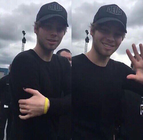 luckyghoulx's tweet photo. let's all appreciate how cute luke is #GIRLSTALKBOYS #BestMovieSong #iHeartAwards https://t.co/Rw60vqnptF