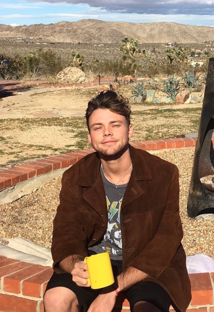 ashtonslibrary's tweet image. 