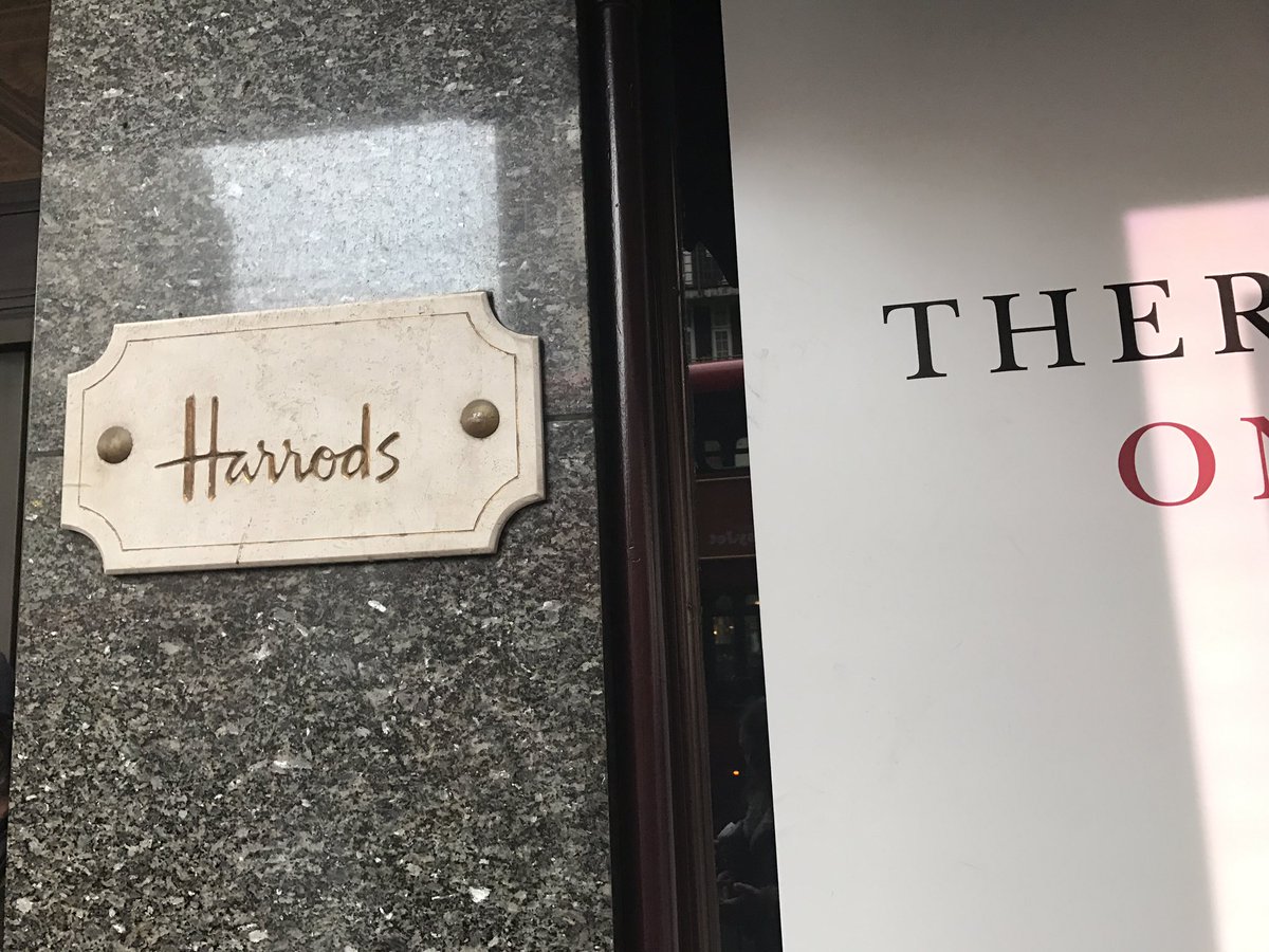 Outside Harrods for the <a href="/UVWunion/">United Voices of the World</a> protest <a href="/Harrods/">Harrods</a> ...give your staff their tips!!