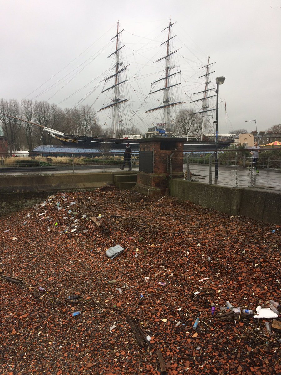 Our today's mission #plastic cleanup &littersurvey with @Thames21 in #greenwich #plasticpollution