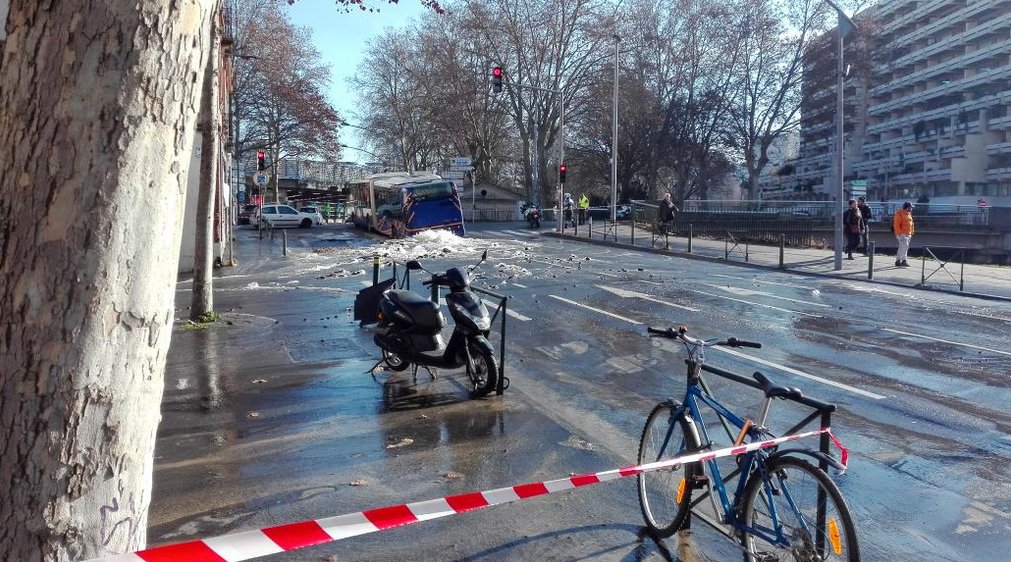 actutoulouse's tweet photo. [En images] Un bus Tisséo se retrouve coincé dans une impressionnante fuite d’eau près de la gare… https://t.co/XLi8cpFxkB #Toulouse https://t.co/vkoEdmEIuH