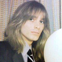Im 94% sure is actually Robin Zander from Cheap Trick ... also happy bday 