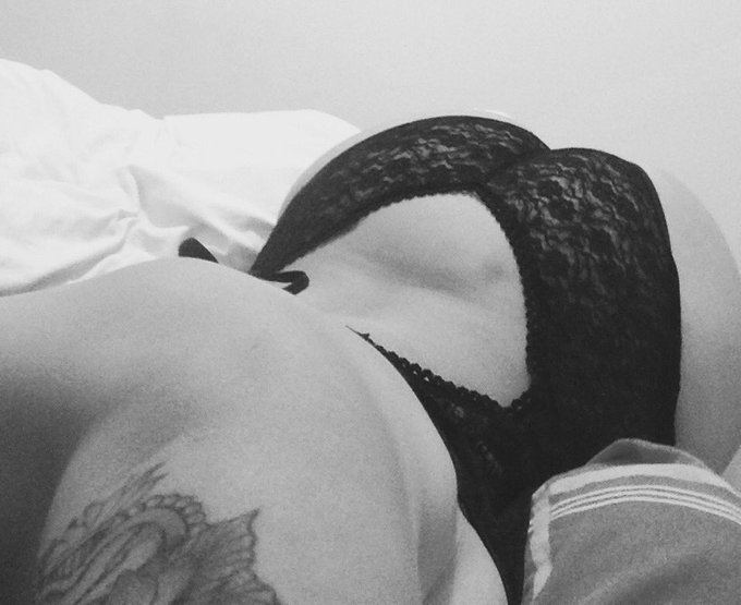 Dentelle Et arsenic #butt https://t.co/IybKiFCvdd ---&agrave; 23h---at 3pm pst---@CamSodaLive https://t.co/<a href="/tag/butt"class="tags">#butt</a>