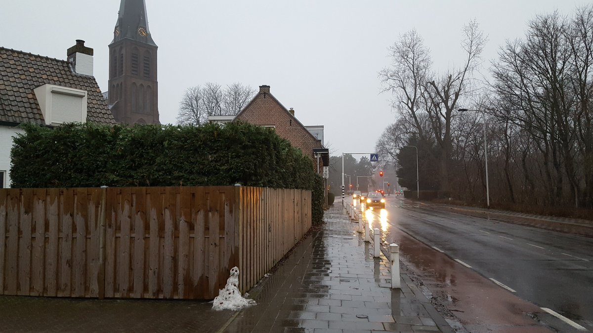 Iemand heeft alle sneeuwvlokken in Katwijk verzameld en de eerste Katwijkse sneeuwpop van 2017 gemaakt. Ik vind het knap.