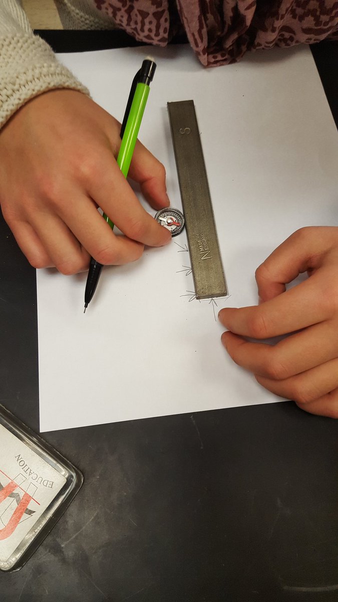KurseNimmie64's tweet photo. Ss investigate magnetic fields in order to create model explaining them #tjmsscience @NealCase https://t.co/q2RbrxBr7c