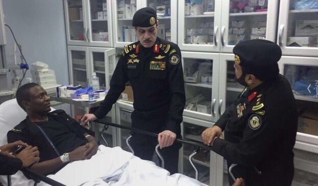 مدير عام الدوريات لواء مظلي صالح الصالح يزور رجل الأمن #جبران_عواجي الذي تعامل بشكل مباشر مع الإرهابيين في عملية #مقتل_ارهابيين_بحي_الياسمين