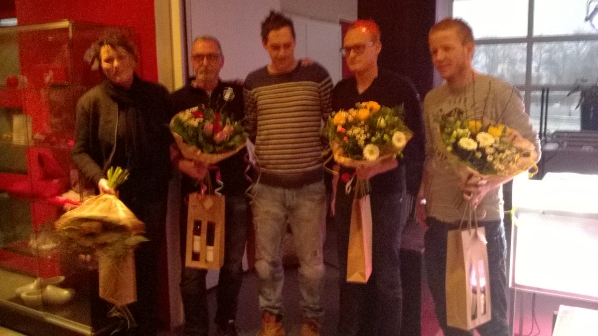 Svn69Nijeveen's tweet image. Wat een verassing: Kevin Tuut overhandigd zelf de bloemen aan zijn 'helpers'!