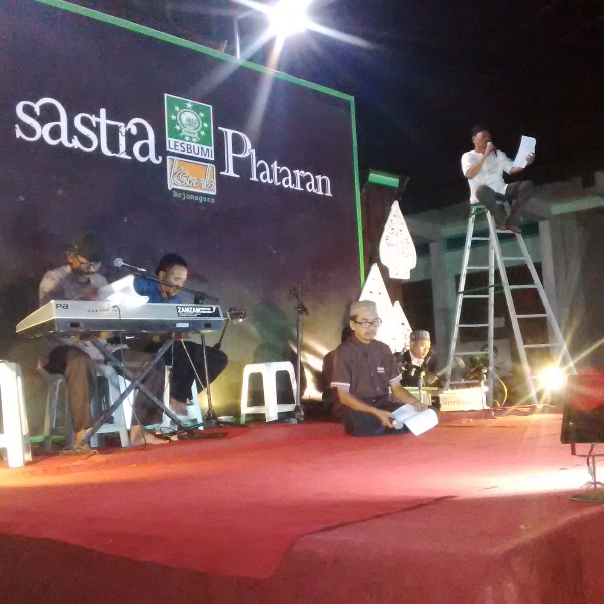 Ikhtiar menggairahkan budaya dan seni, di gelaran "Sastra pelataran" <a href="/LESBUMI_NU/">LESBUMI</a> Bojonegoro <a href="/AgusSunyoto/">Agus Sunyoto</a> <a href="/Kab_Bojonegoro/">Bojonegoro</a> @the_younggreen