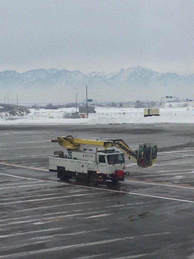 OutzenTerry's tweet photo. So long cold Salt Lake City 1 hour late.. https://t.co/tDYiWqa39d
