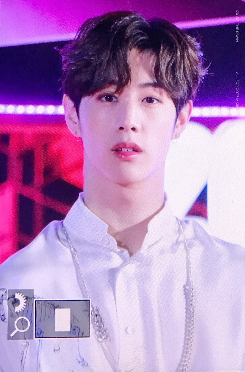 TheDawn0904's tweet photo. ☀️170107☀️ 
 Zing award red carpet😍
 @mtuan93  

#갓세븐 #GOT7 #마크 #MARK #하드캐리 https://t.co/sVXs8gqqLZ