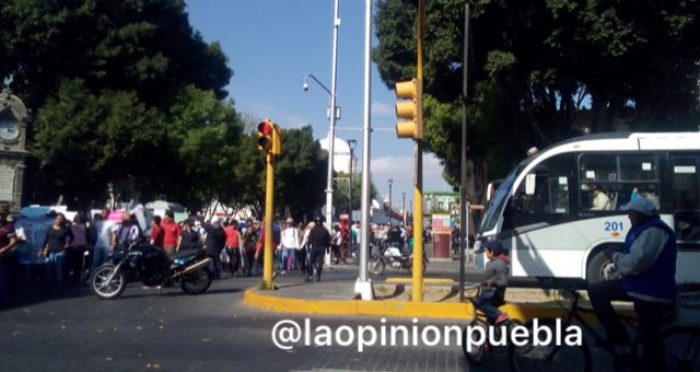 laopinionpuebla's tweet photo. #TómaloEnCuenta Avanza manifestación hacia el zócalo de #Puebla. @dulcgomez https://t.co/tDmU08z93N