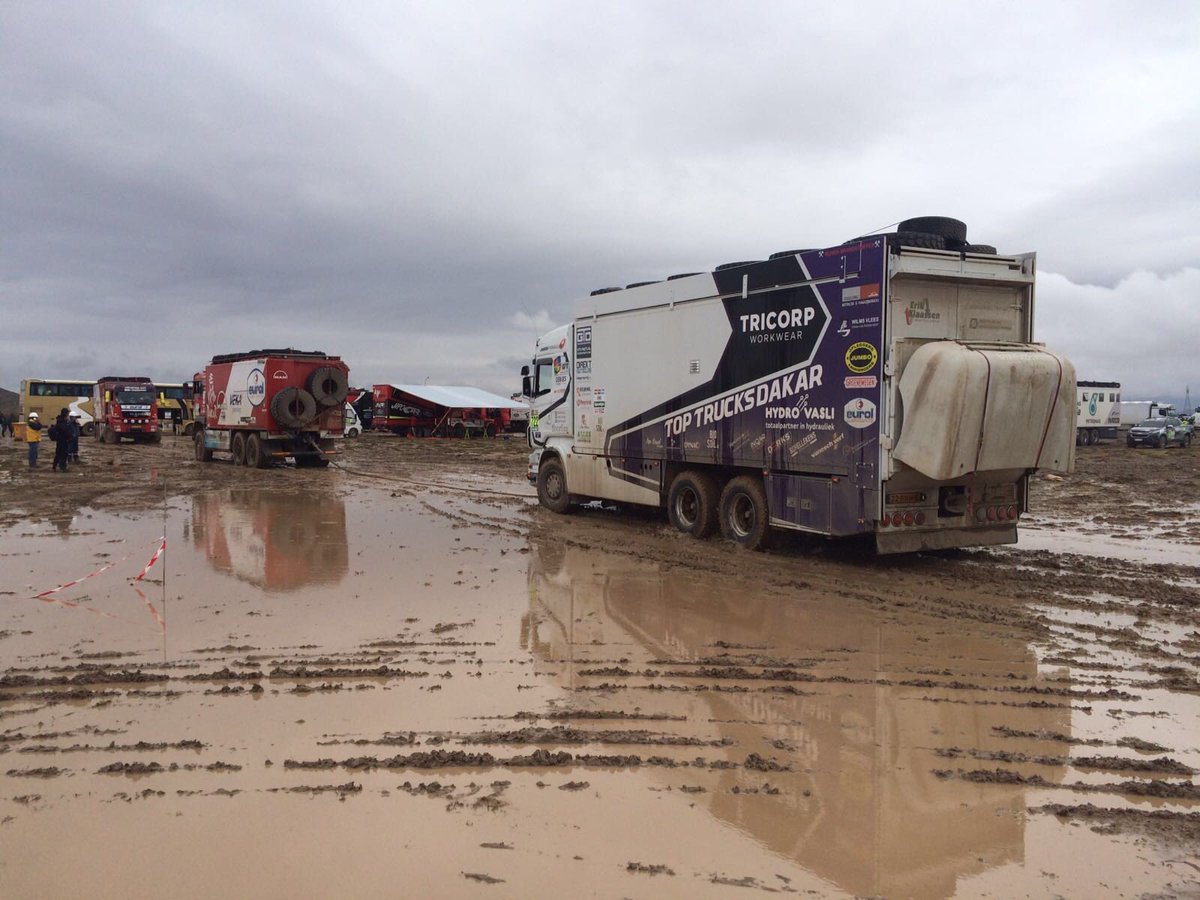 DakarSpeed's tweet photo. Team #DakarSpeed bedankt @EVMRallyTeam voor hun sleephulp in bivak. 
#Dakar2017 #Bolivia #Oruro https://t.co/0WufW3Am1Q