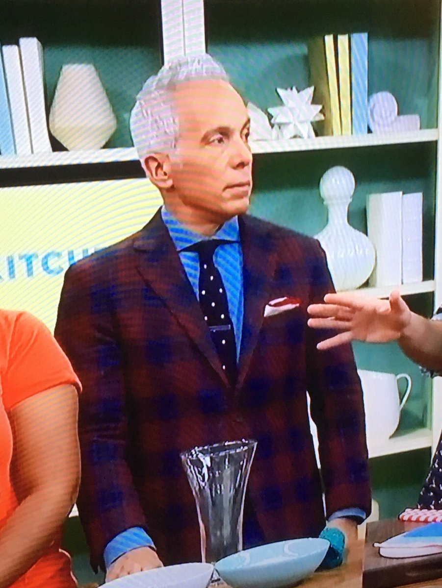 Looking sharp <a href="/gzchef/">Geoffrey Zakarian</a> #thekitchen now I need to know where to find that jacket
