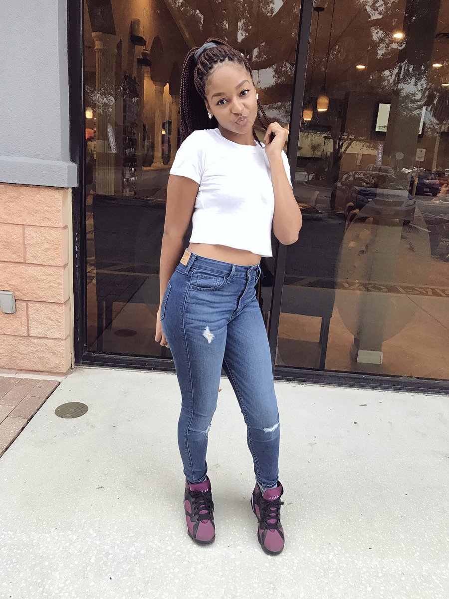 charaebae's tweet image. I just be in my own little world 😏