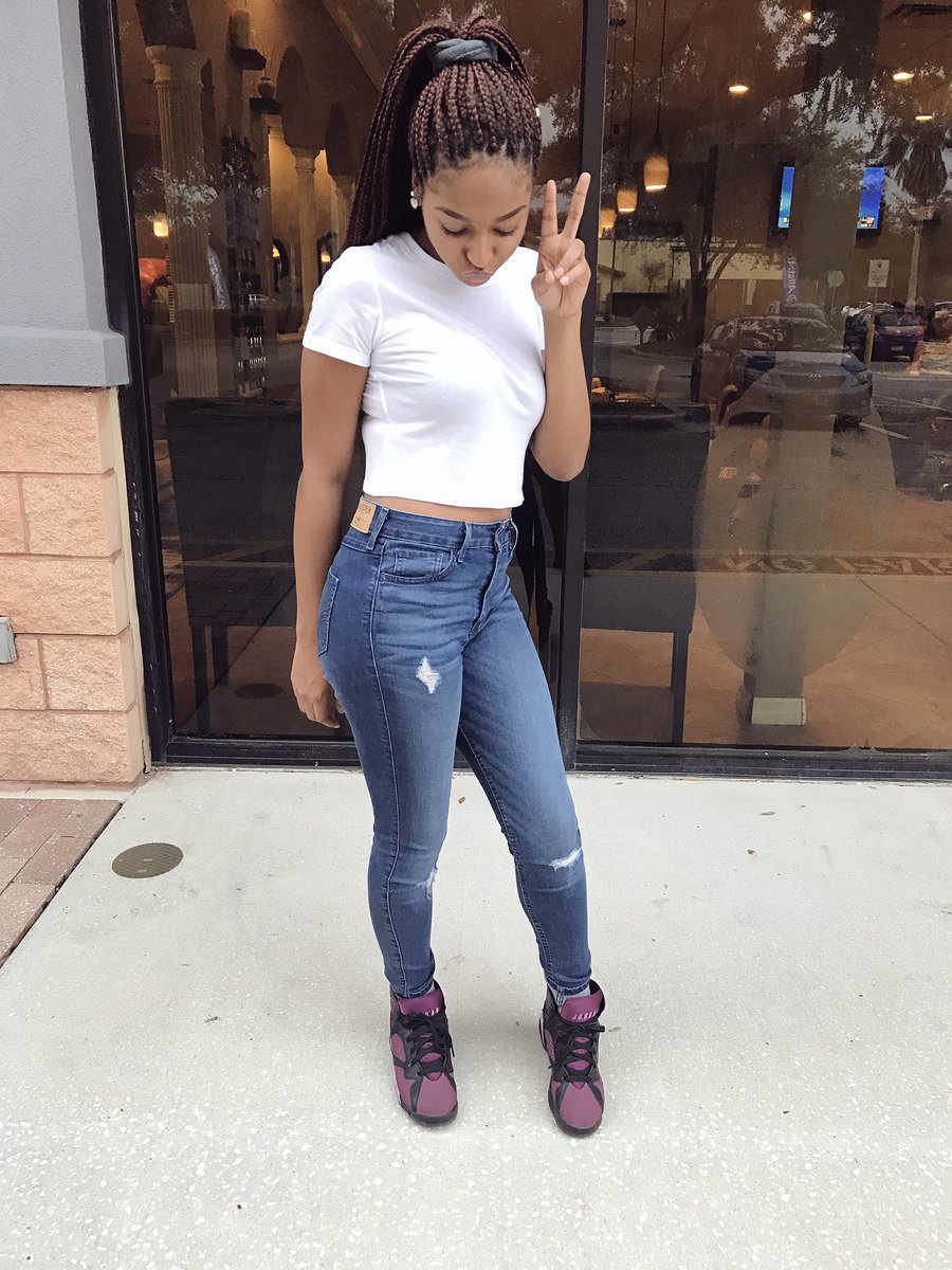 charaebae's tweet image. I just be in my own little world 😏