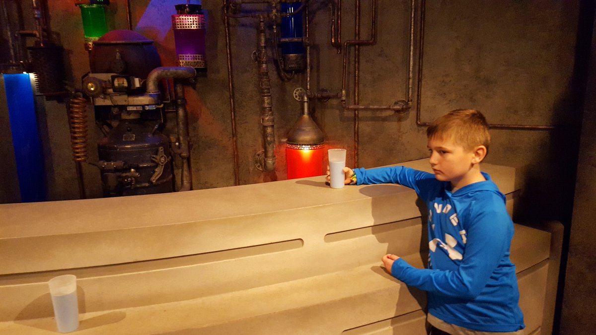 BayLakeNemo's tweet photo. You will never find a more wretched hive of scum and villainy @jenniborowiec @MouseportCast #StarWars #HollywoodStudios #CalvinCooper https://t.co/iTDKrrKfwb