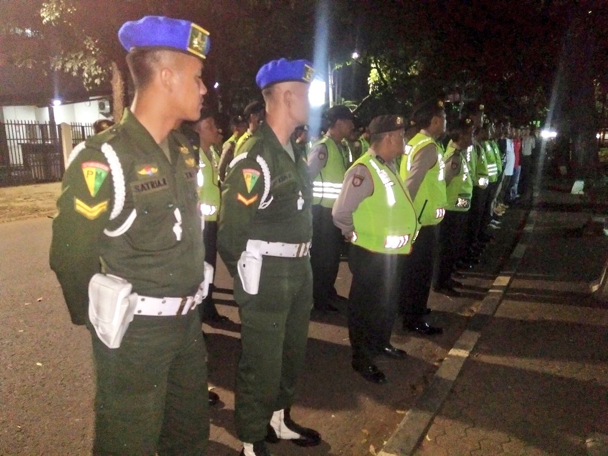 TMCPoldaMetro's tweet photo. 00:10 Kapolres @ResJaksel Kombes Pol. Iwan Kurniawan Sik Msi pimpin Apel Operasi Kepolisian Cipta Kondisi dgn sasaran sajam,narkoba &amp; handak https://t.co/5TxqFrKopX