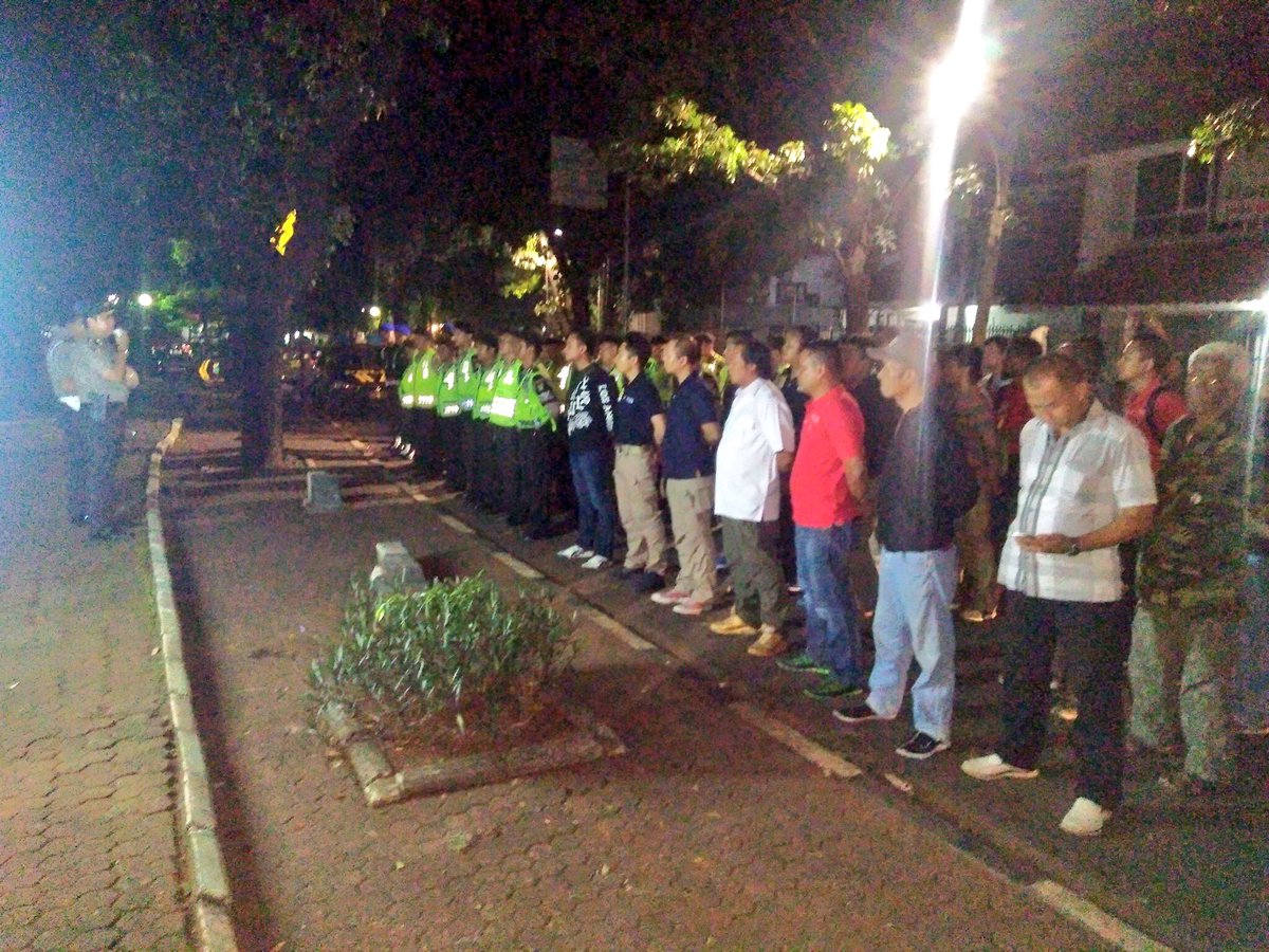 TMCPoldaMetro's tweet photo. 00:10 Kapolres @ResJaksel Kombes Pol. Iwan Kurniawan Sik Msi pimpin Apel Operasi Kepolisian Cipta Kondisi dgn sasaran sajam,narkoba &amp; handak https://t.co/5TxqFrKopX