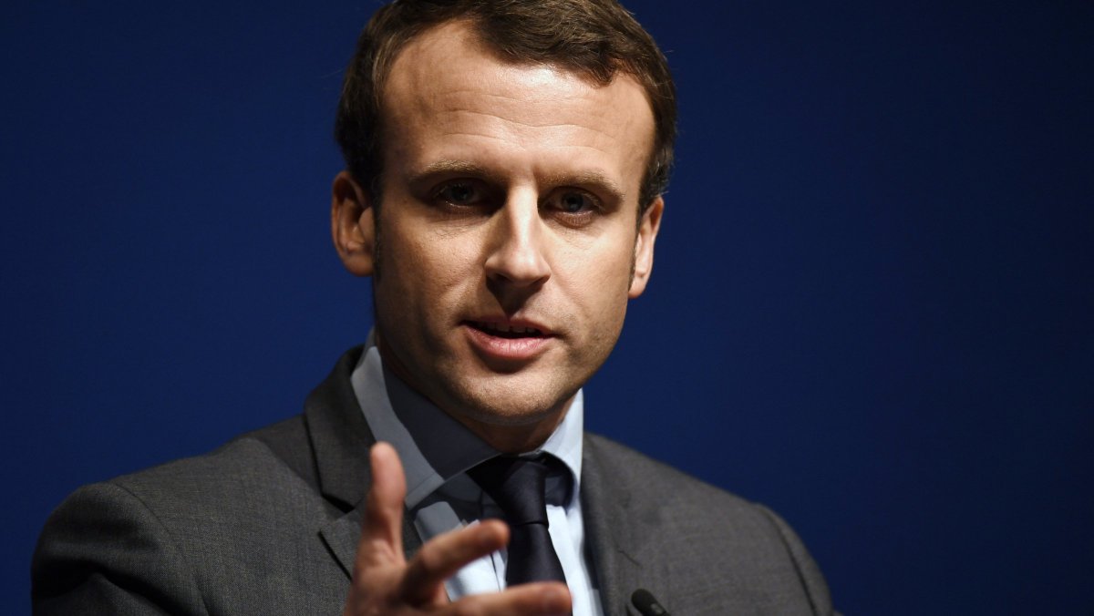 BFMTV's tweet photo. VIDÉO -  A Clermont-Ferrand, Macron se pose en opposant de Fillon https://t.co/2xI00yEDiu https://t.co/Tjx8VKvlYW