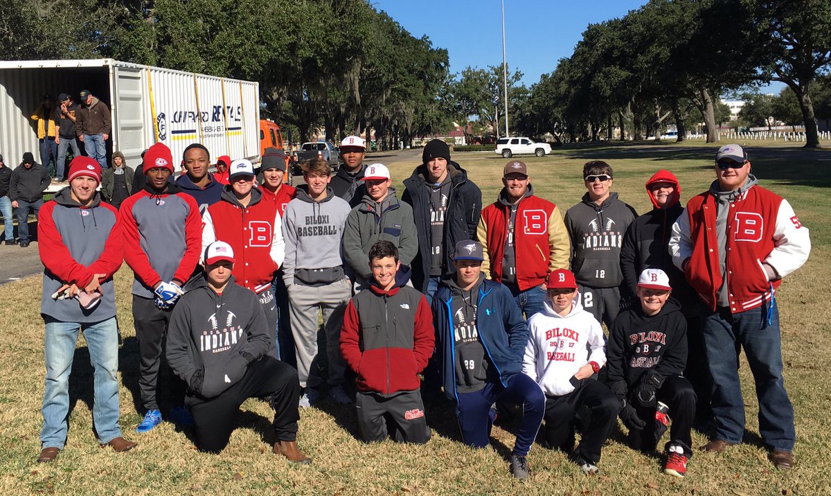 BiloxiSchools's tweet image. Thank you Biloxi Baseball for removing wreaths at the Biloxi National Cemetery on this cold morning! ❄️⚾️❄️