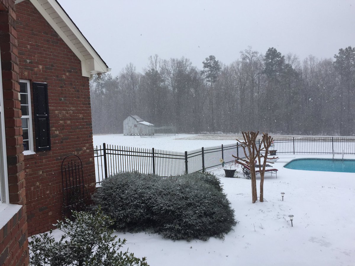 10KathyWall's tweet photo. @BGibbsABC11 #1rain then #sleet and now #snow @Garner https://t.co/uYRACbBVNi
