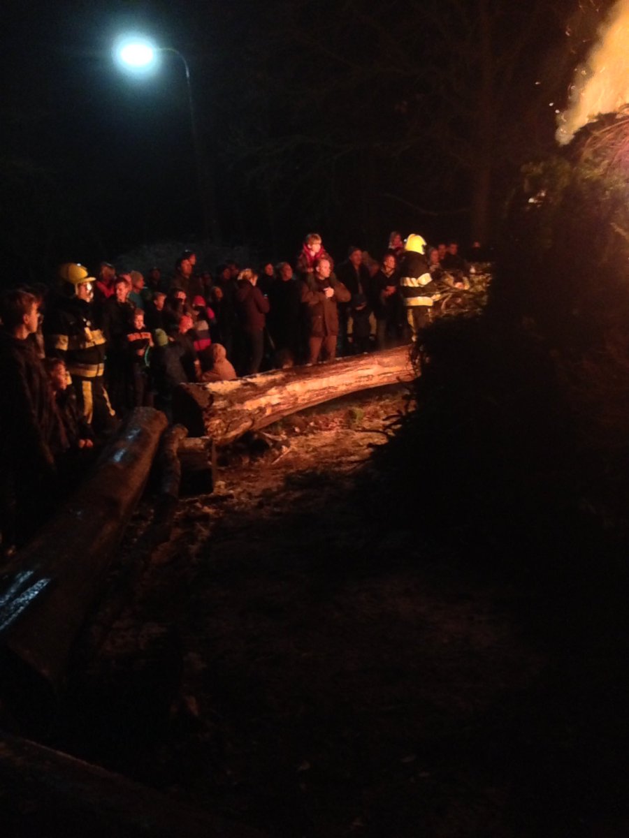 willemgradisen's tweet photo. Kerstboomverbranding was weer geweldig. Goede opkomst en prima sfeer. Bedankt:  @JeugdMook @scoutingmook @BrandweerMook &amp; @MookMiddelaar https://t.co/F30YC3OSdr