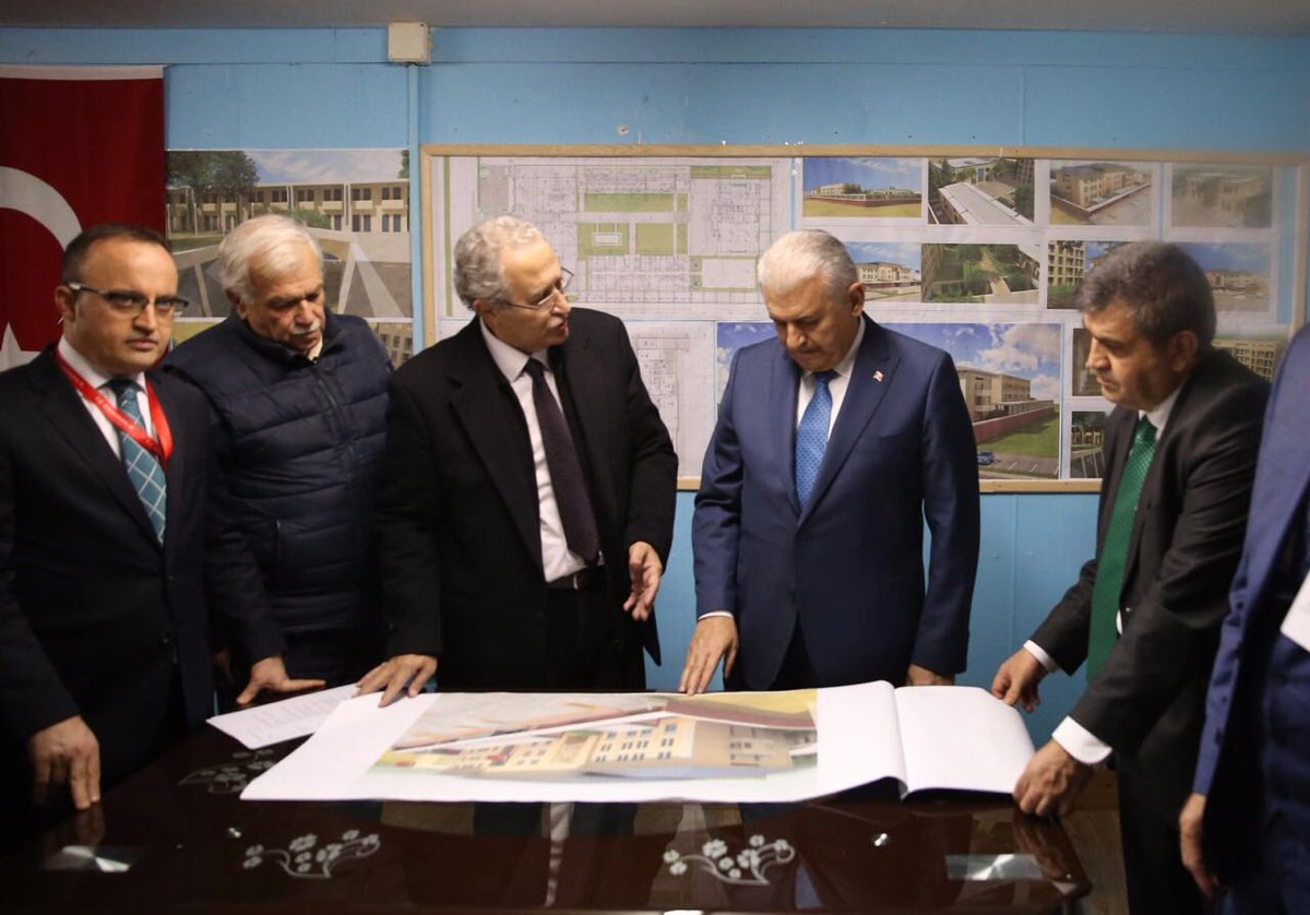 BY's tweet photo. Başbakan Yıldırım, Bağdat Büyükelçiliğimizin yeni yerleşkesinin inşaatını ziyaret ederek bilgi aldı ve işçilerle hatıra fotoğrafı çektirdi. https://t.co/FjPivXWYSv