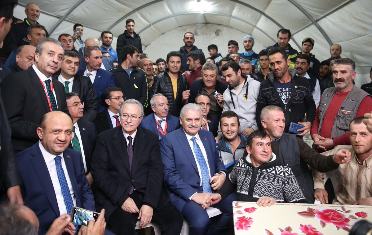 BY's tweet photo. Başbakan Yıldırım, Bağdat Büyükelçiliğimizin yeni yerleşkesinin inşaatını ziyaret ederek bilgi aldı ve işçilerle hatıra fotoğrafı çektirdi. https://t.co/FjPivXWYSv