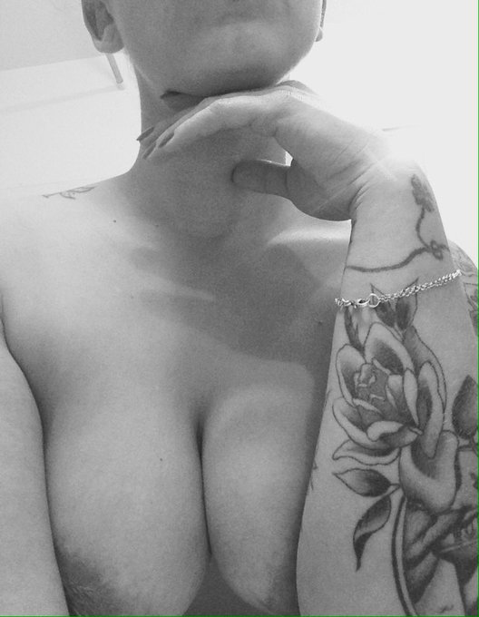 #showertime https://t.co/IybKiFCvdd ---&agrave; 23h---at 3pm pst---@CamSodaLive https://t.co/PkIJnIPQL1<a href="/tag/showertime"class="tags">#showertime</a>